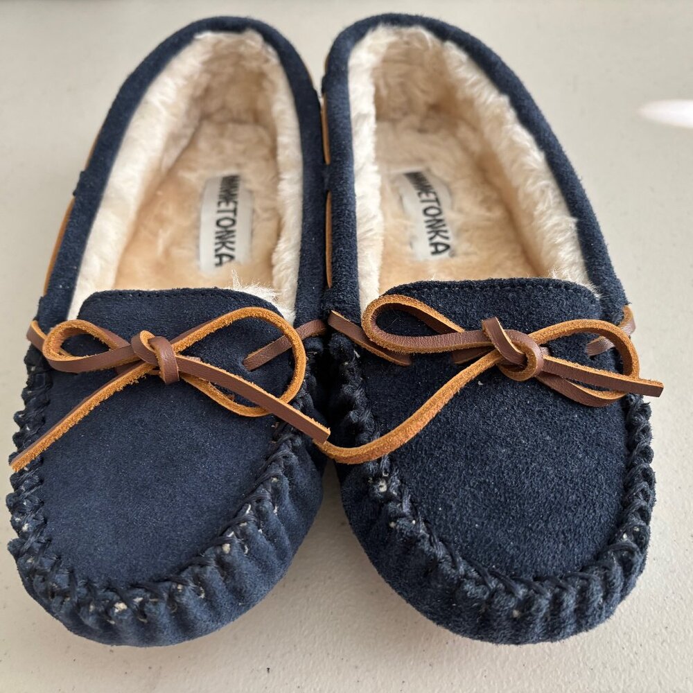 NEW Minnetonka Cally Slippers Navy Sz 6 M